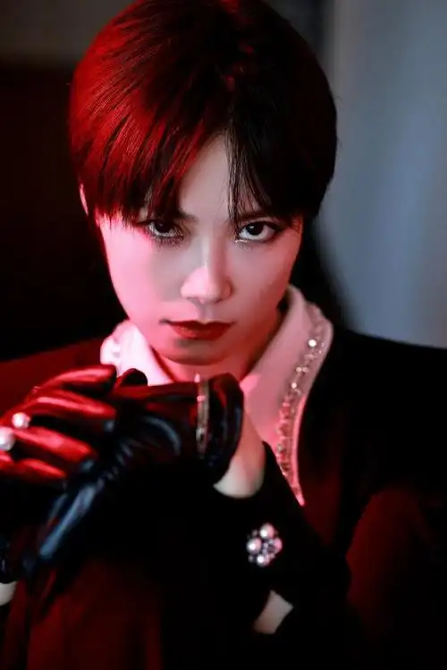 人气明星李宇春今晚时尚芭莎派对最新红毯造型图出炉啦!又飒又美