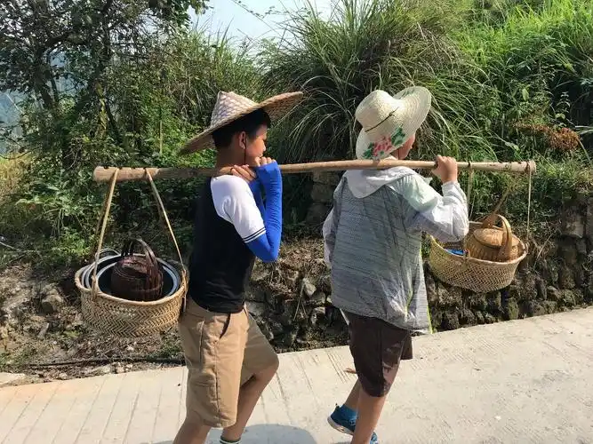 这里比较开阔,旁边的田里还有个出水口,可满足用水需求.园长是当之无