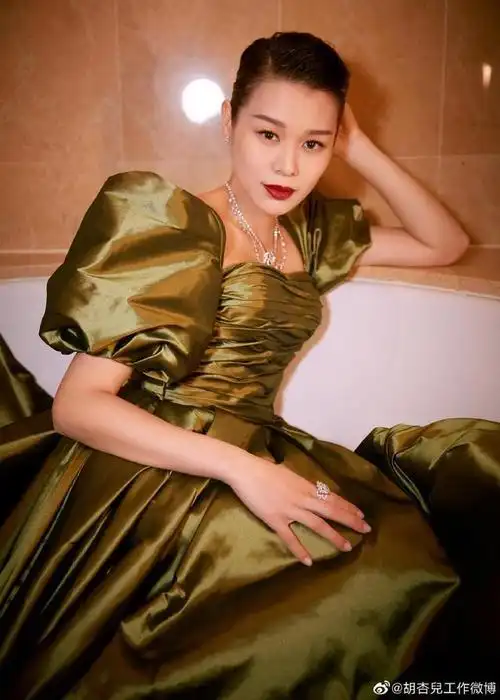 胡杏儿橄榄绿拖尾长裙珠光效果分外明亮玫瑰项链充满质感