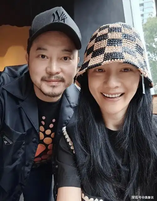 沙溢520晒老婆孩子合照,胡可搂着两儿子开心比耶,小腹引关注_网友