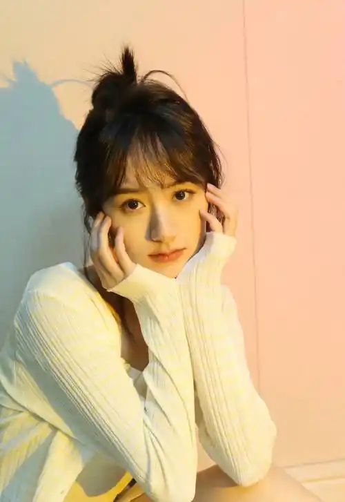 慵懒丸子头造型清纯甜美- 美文悦读,生活常识,唯美小清新,好电影推荐