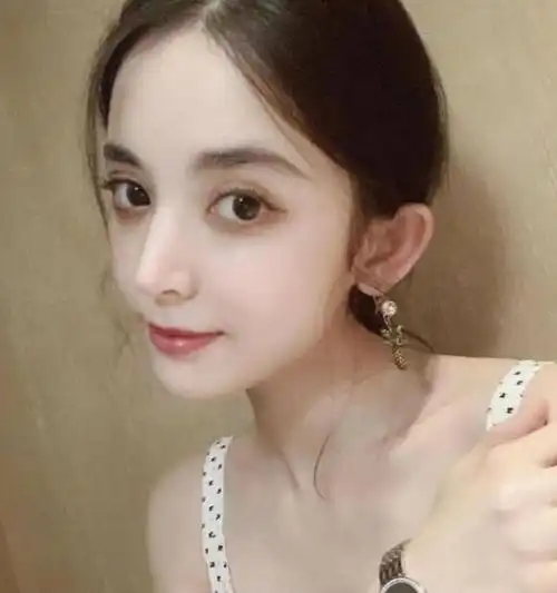 古力娜扎晒私房美照身穿斑点长裙网友颜值太逆天