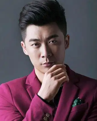 作为内地的80后男演员之一,曹征的外形和演技实力都是他未来演艺发展