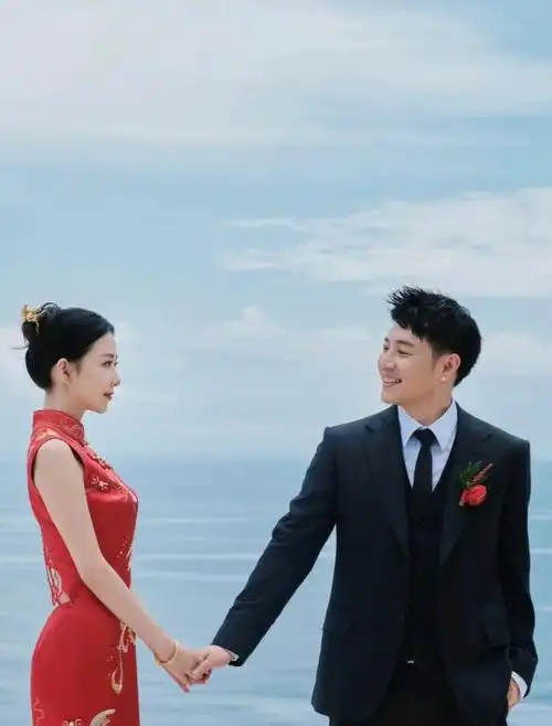 潘玮柏老婆晒照庆生一身红衣妆容精致超美收6个蛋糕展好人缘