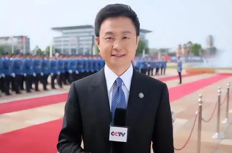 央视主持人刚强:娶二婚春妮为妻,43岁当了爸爸,今一家3口幸福美满