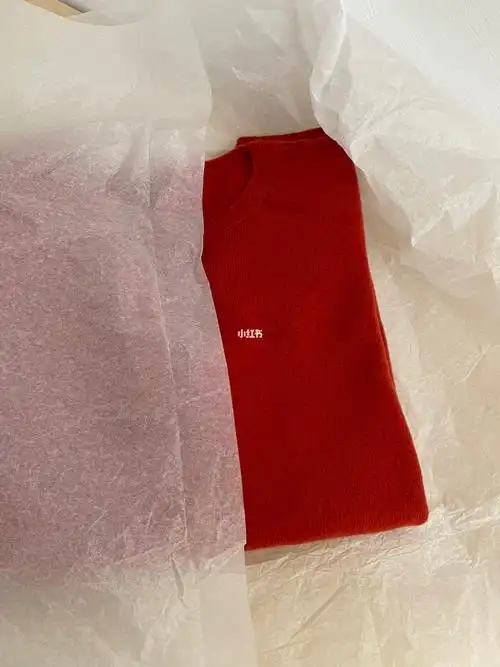 颜色:大红偏橘调,主要还是浓郁的红为主,非常年轻的一个红色调,无敌显