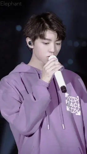 适合春天的紫色穿搭 衣架子王俊凯完美驾驭