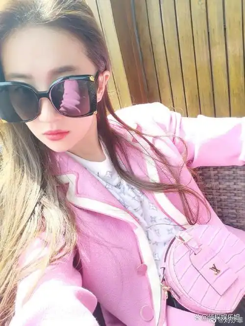 4月6日下午,演员刘亦菲在个人社交平台分享了一组出游美照.