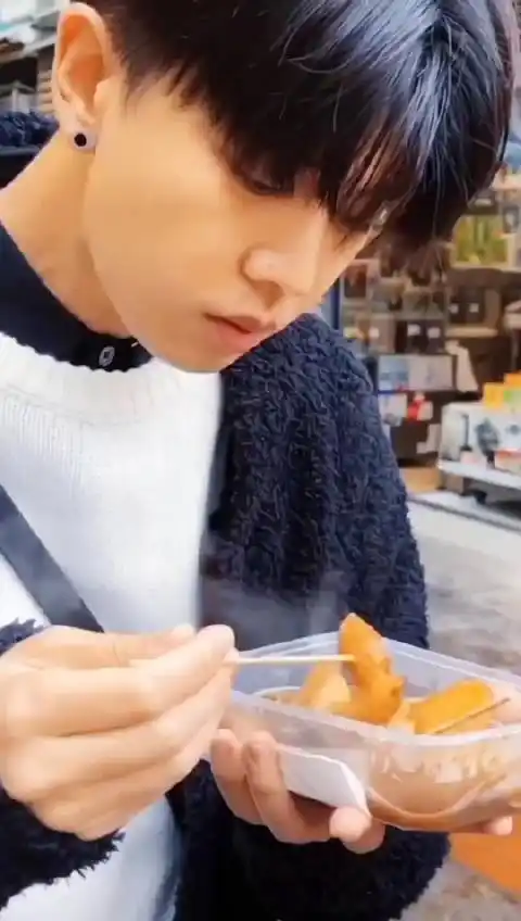 任嘉伦吃饭太香了