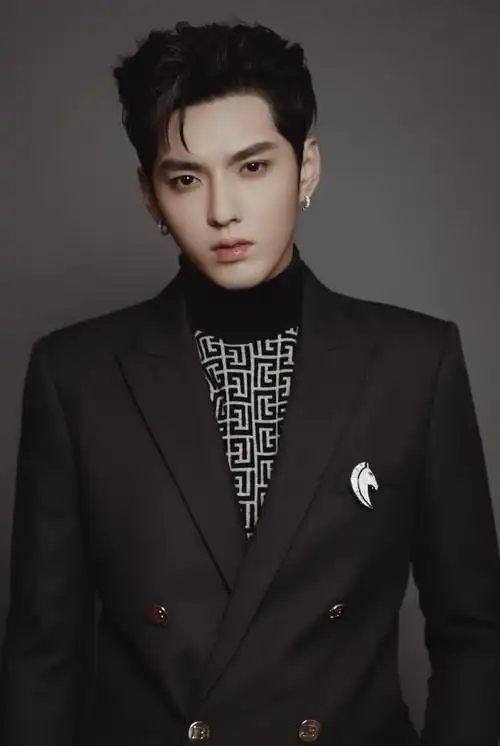 吴亦凡微博之夜##吴亦凡双排扣西装##吴亦凡硬照表现力