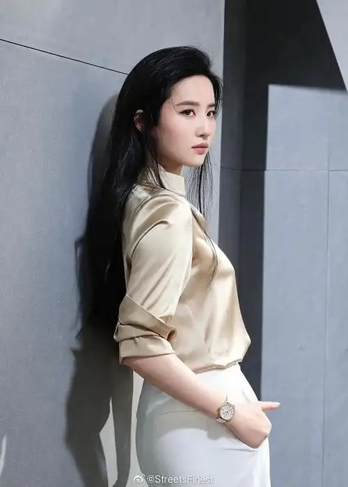 刘亦菲最新时尚大片优雅与英气并存么么哒