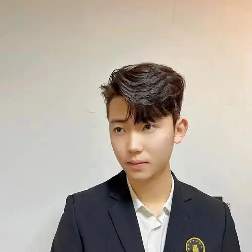 男生三七侧分烫发