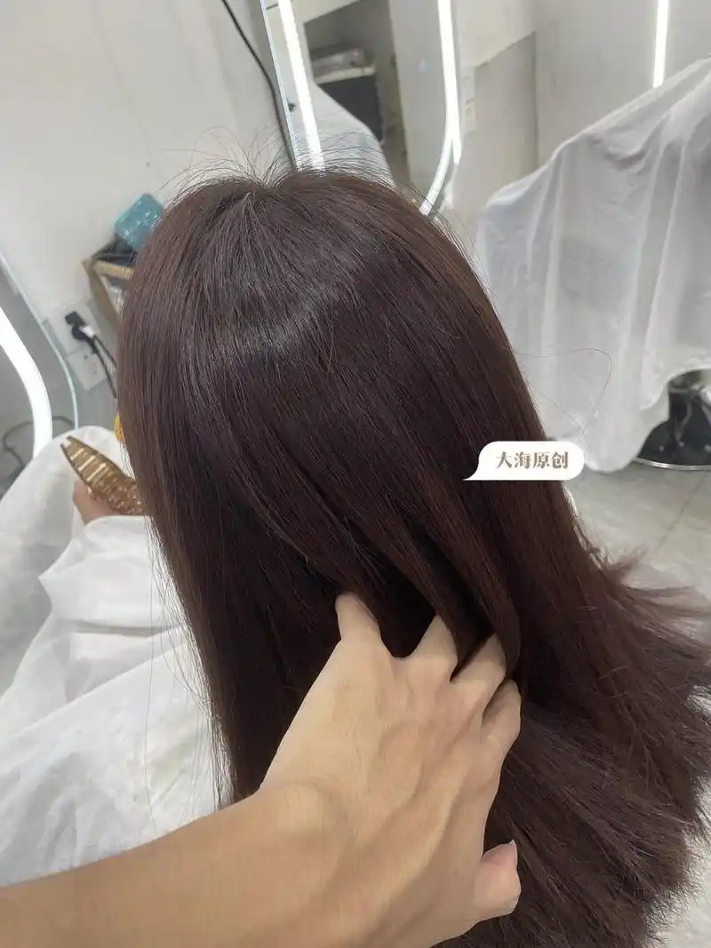 染发 你今天来款板栗色吧,适合肤白mm的一款生活染发颜色,板栗色染