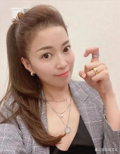 回顾她是东方卫视主持人,曾风光出嫁,离婚后11年独自抚养儿子长大