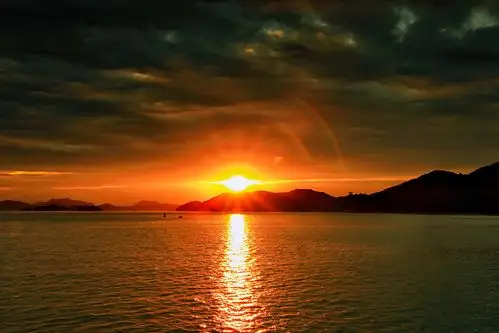 海滨栈道每日早晨的霞光日岀