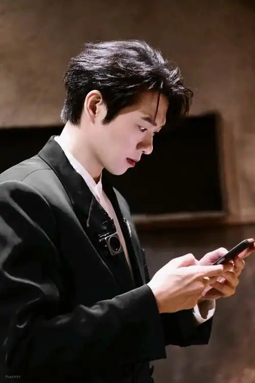 魏大勋壁纸勋总的美貌艳姐的荣耀