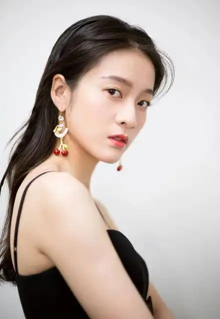 长大后的张雪迎成为女神,一袭小黑裙魅力四射,光看脸已经被迷住