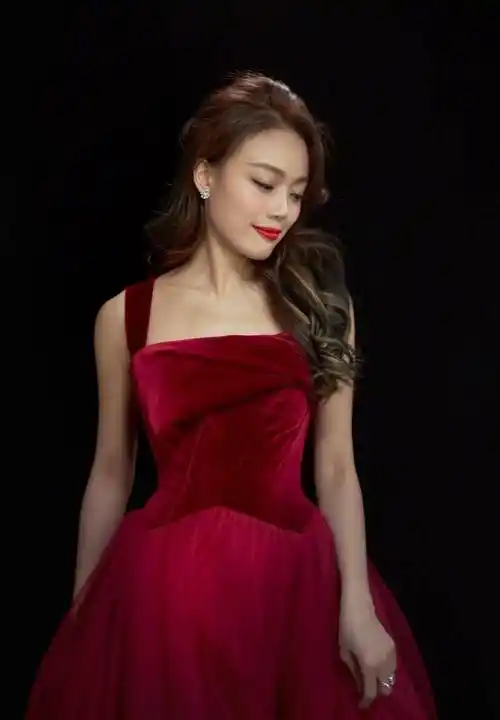 容祖儿一身白裙身材极佳,网友:太美了!_小哥_娱乐_明星