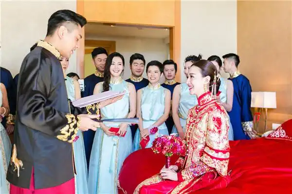 朱孝天穿中式礼服迎亲 与韩雯雯甜蜜热吻