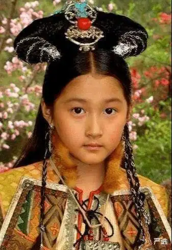 大家可以发现小时候的关晓彤五官就很精致了,但是皮肤偏黑.