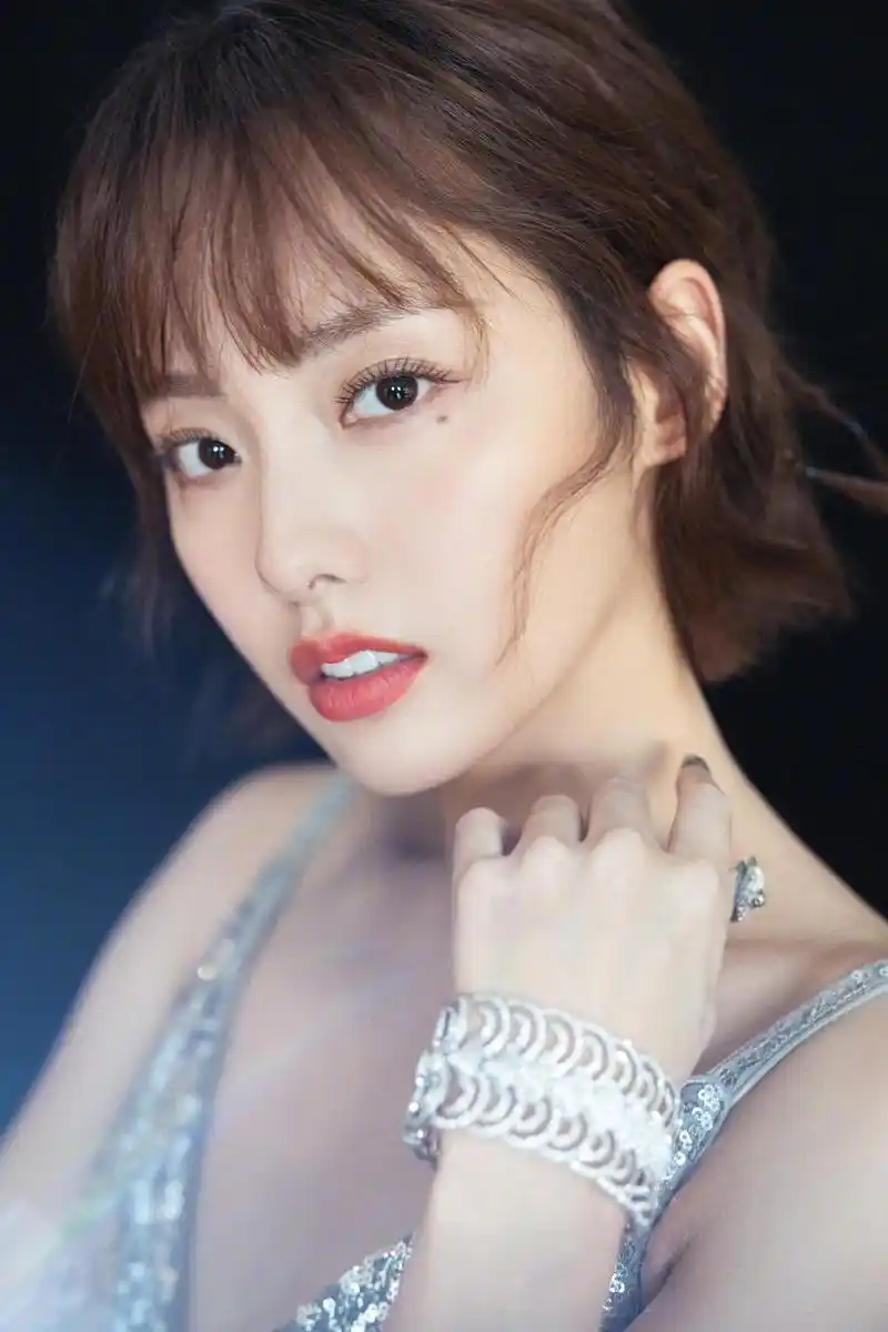 张嘉倪高清写真美图,风情万种,勾人心魄