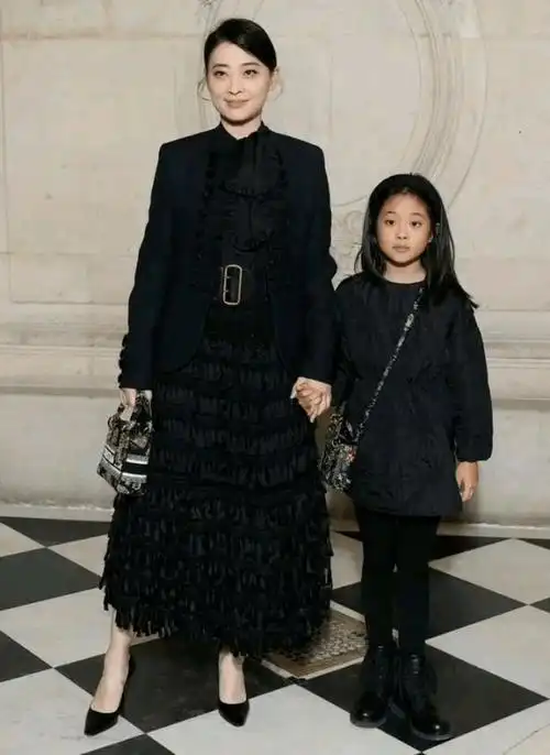 同样是看向女儿李湘充满爱意梅婷的眼神让人不寒而栗