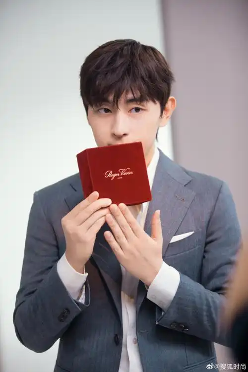 sohufashion·星鲜事##邓伦粉色玫瑰氛围大片