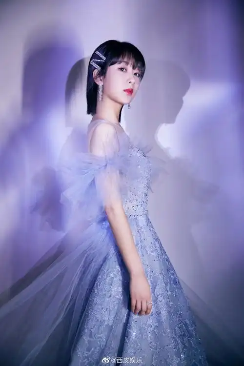 长裙##杨紫好甜#杨紫今晚东方卫视跨年演唱会舞台,温柔雾霾蓝色纱裙