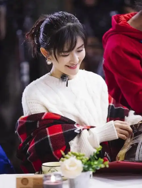 潘玮柏和大张伟最近都发了一条奇怪的动态,各种花式夸奖谢娜.