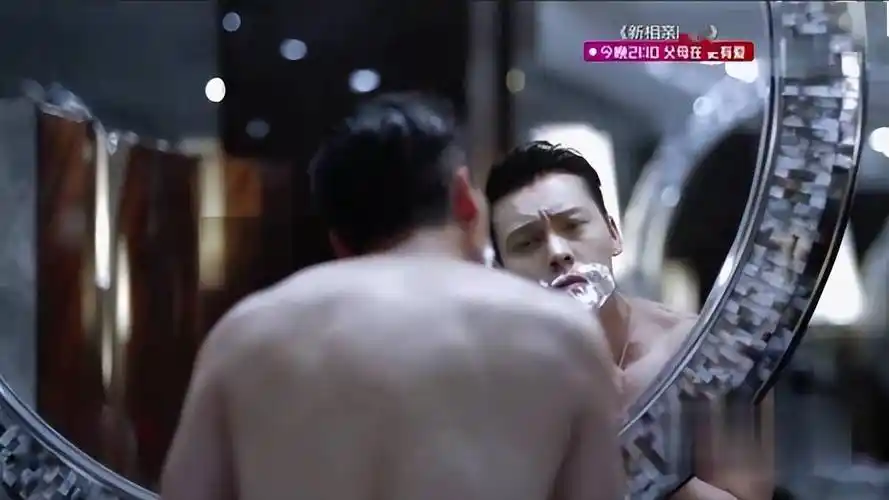 男主陈伟霆,男二号李现,这些都是有八块巧克力腹肌的人,尤其在