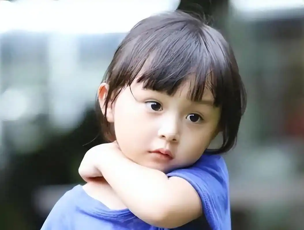 童星之路的曲折与光明 刘楚恬,一个在2岁时就踏入演艺圈的小女孩,凭借