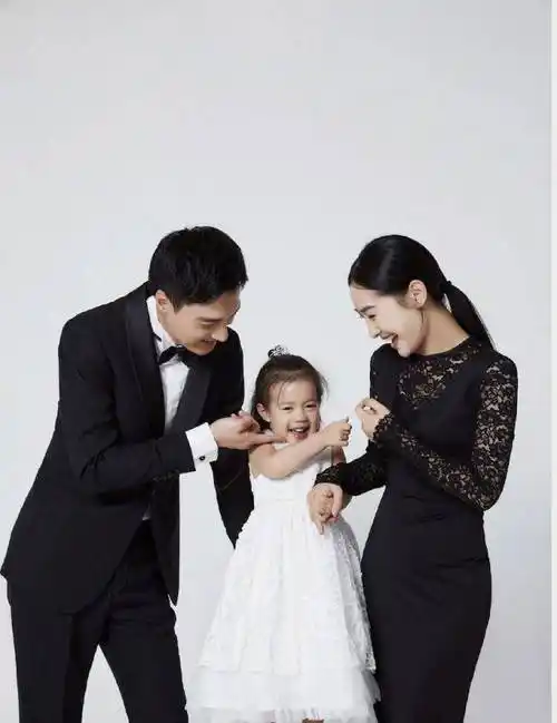 陶昕然晒全家福,老公颜值帅女儿可爱_何建泽_爱情_一家