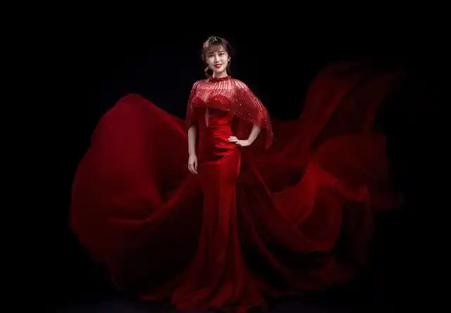 这句话用来形容今天的女主角——商演主持人袁佳,小编觉得最适合