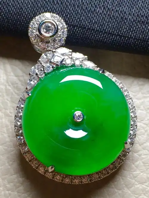 平安扣翡翠图片大全(欣赏一下翡翠吊坠平安扣)