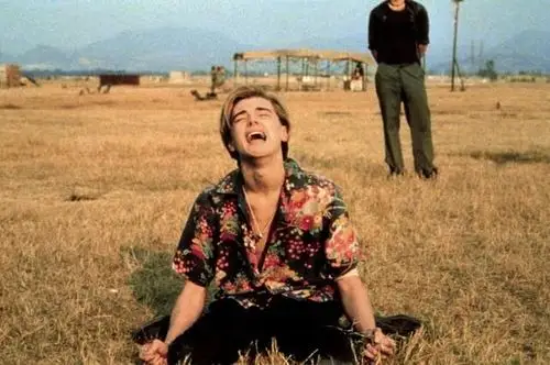 里的小李子重新演绎莎士比亚名剧,现代黑帮之子身穿夏威夷花衬衫,也