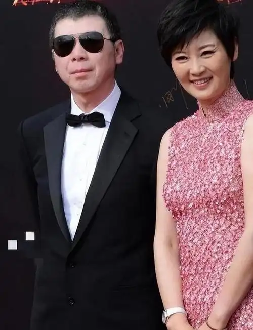 冯小刚的女儿冯思羽心疼离婚的单身母亲也同情继母身上的遭遇