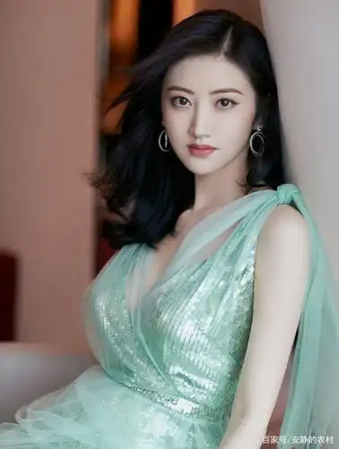 气质女神景甜美照,面若桃花,优雅迷人,皮肤白皙,身材高挑!