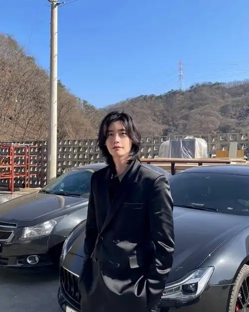 李钟硕晒自拍库存照长发造型引争议