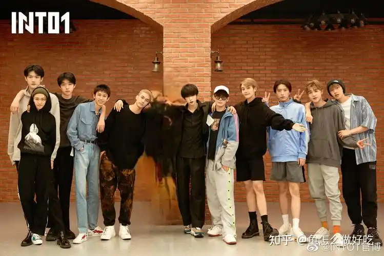 怎么看into1合照p身高