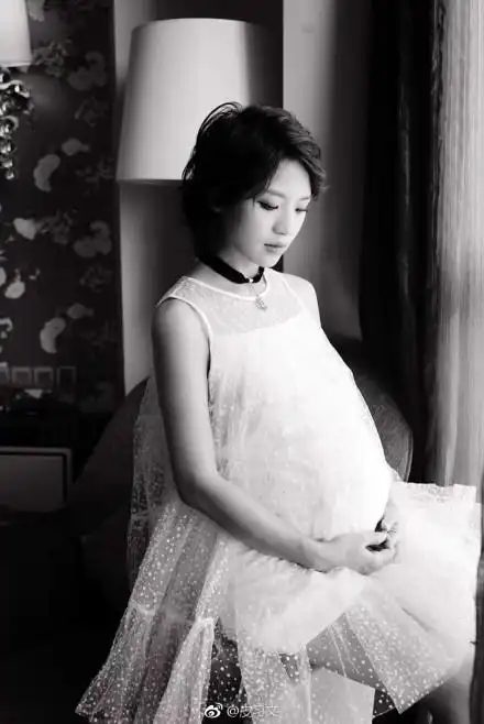 快女黄英挺6月孕肚出席活动 双腿纤细甜美依旧