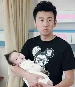 翟煦飞这个名字可能不太熟悉,但她的老公雷佳音可就是大名鼎鼎了.