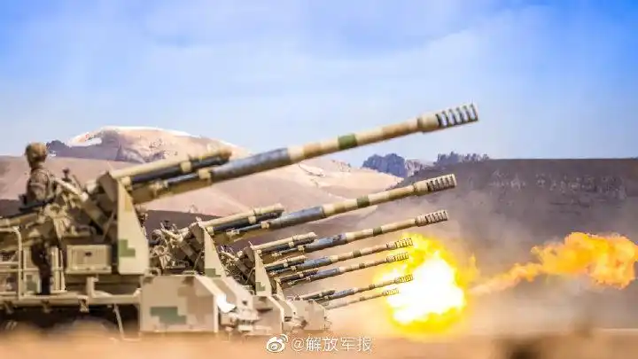 火力全开!看火炮射击震撼瞬间