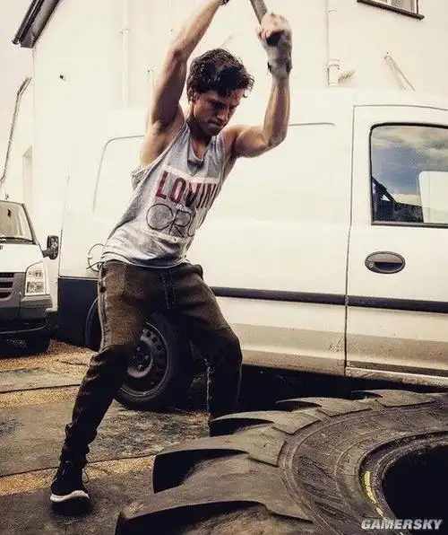 漫威蜘蛛侠演汤姆赫兰德在为角色努力锻炼