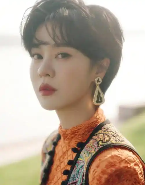 郁可唯穿橙色民族风短裙秀长腿,短发干练,身材高挑迷人_舞台_感觉_穿