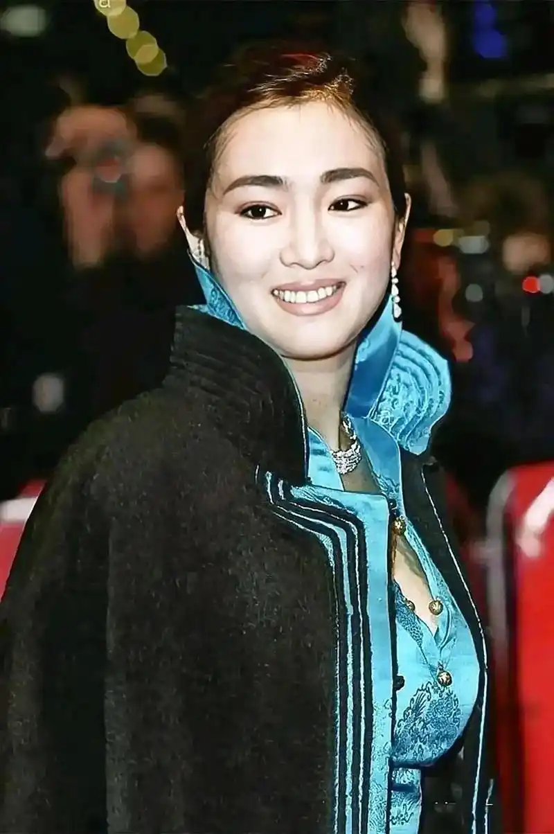 巩俐一袭湖蓝旗袍配国风大衣雍容华贵#气质女神 #霸气出场走路 - 抖音