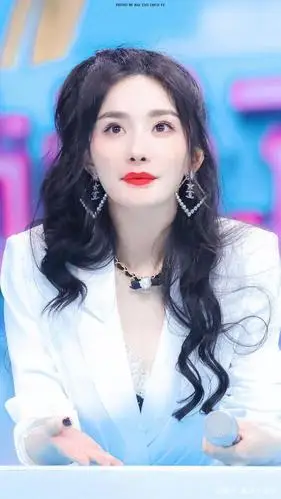 杨幂的时尚感有多强?白色套装搭配羊毛卷少女感十足,好减龄!