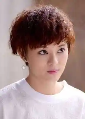 超强空气感的短发玉米烫发型图片蓬松带有空气感的短发玉米烫发型图片