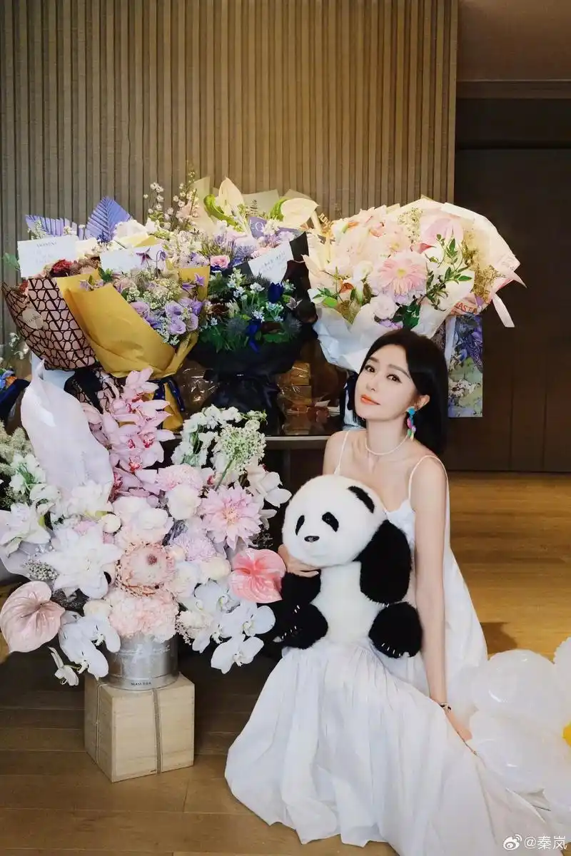 秦岚晒出一组自己的庆生照,她身穿吊带白裙头戴生日帽,手捧蛋糕 - 抖