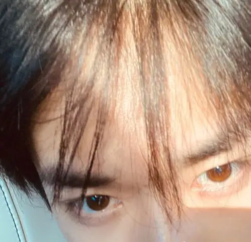 原创易烊千玺时隔半年发自拍一晒就是4张这怼脸照有点帅