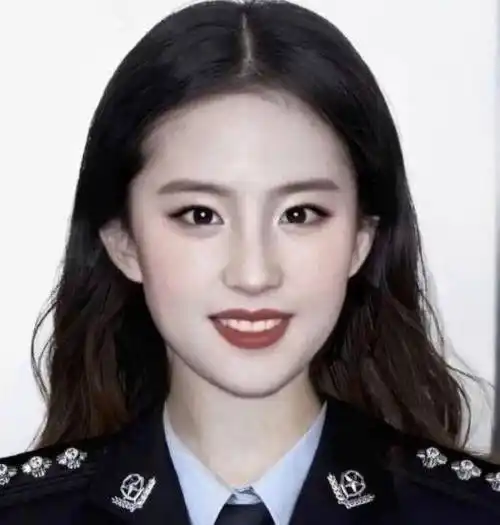 杨幂再精出挑也抵不过angelababy的精致,一个人的证件照能拍得这么